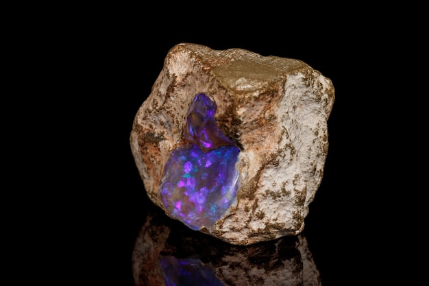 Makrostein Opalmineral im Gestein auf schwarzem Hintergrund hautnah