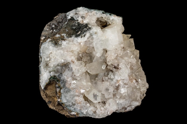 Makrostein Stilbitmineral auf weißer schwarzer Nahaufnahme