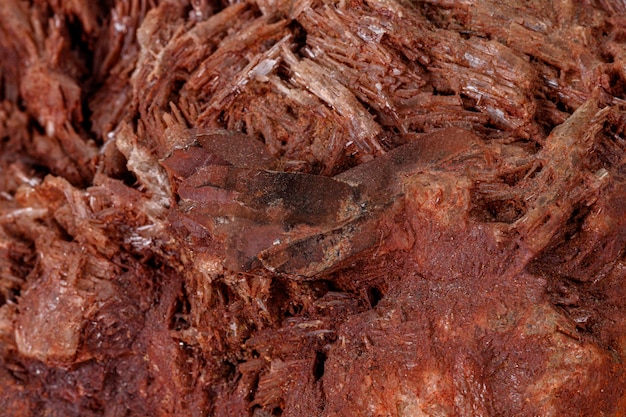 Makrostein Topas-Mineral im Felsen auf weißem Hintergrund