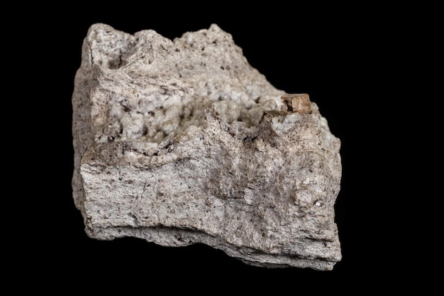 Makrostein Topaz-Mineral im Felsen auf schwarzem Hintergrund