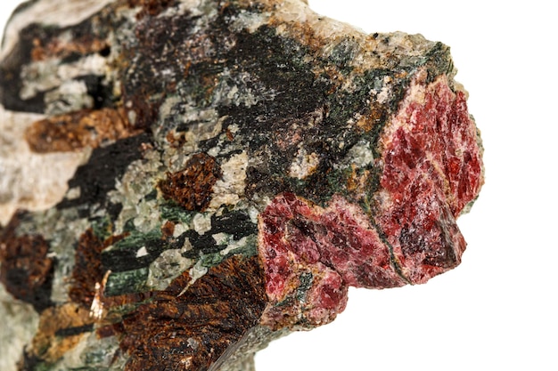 Makrosteinmineral Aktinolith auf weißem Hintergrund