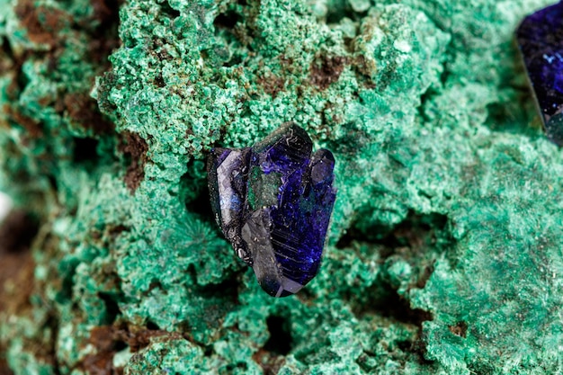 Makrosteinmineral Azurit mit Malachit auf weißem Hintergrund