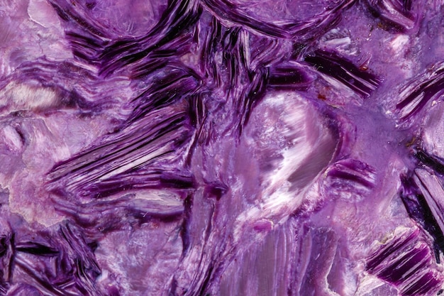 Makrosteinmineral Charoite auf weißem Hintergrund