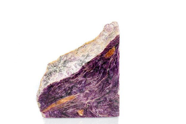 Makrosteinmineral Charoite auf weißem Hintergrund