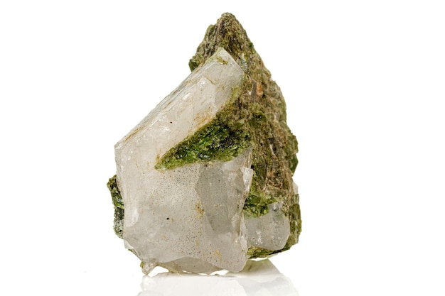 Makrosteinmineral Datolith auf weißem Hintergrund