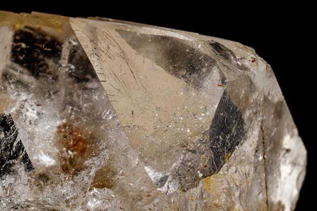 Makrosteinmineral Fluorit auf schwarzem Hintergrund