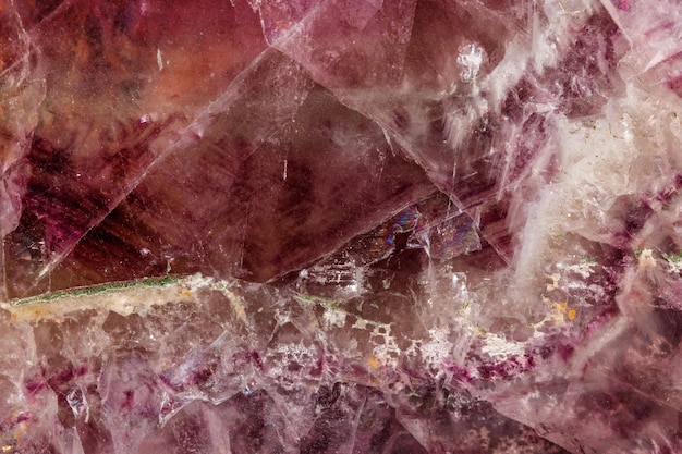 Makrosteinmineral Fluorit auf schwarzem Hintergrund