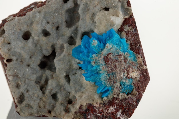 Makrosteinmineral Pentagonit auf weißem Hintergrund