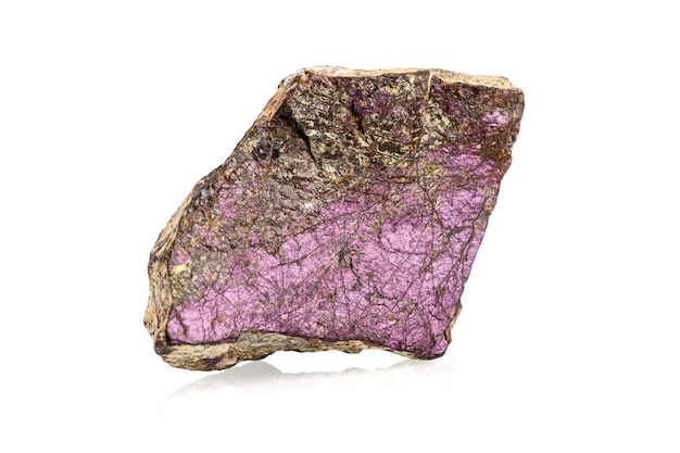 Foto makrosteinmineral purpurit auf weißem hintergrund
