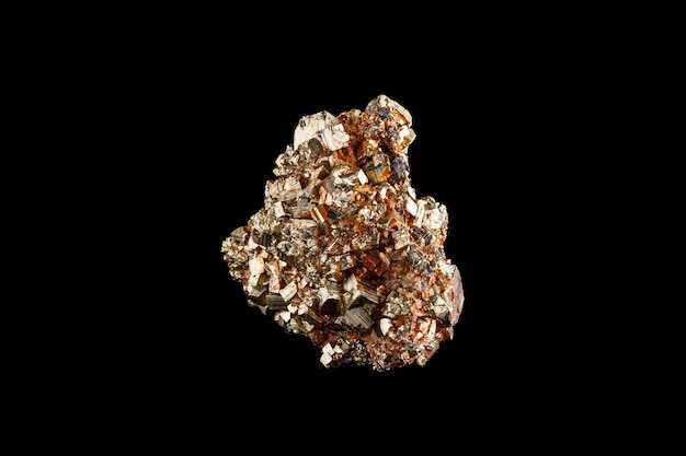 Makrosteinmineral Pyrit auf schwarzem Hintergrund