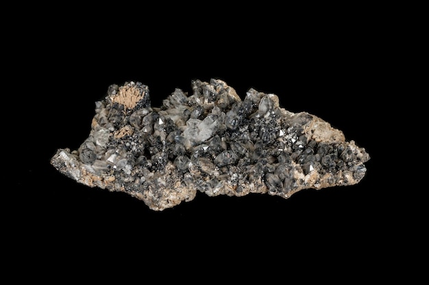 Makrosteinmineral Quarz mit Ilvayit auf schwarzem Hintergrund