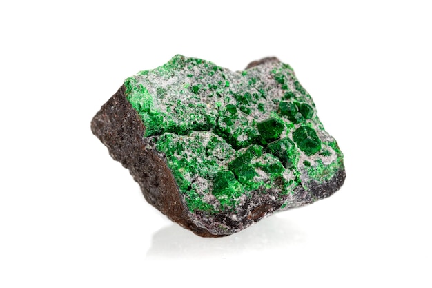 Makrosteinmineral Uvarovit auf weißem Hintergrund