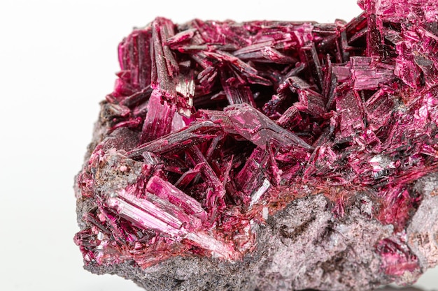 Makrosteinmineral Wulfenit auf weißem Hintergrund