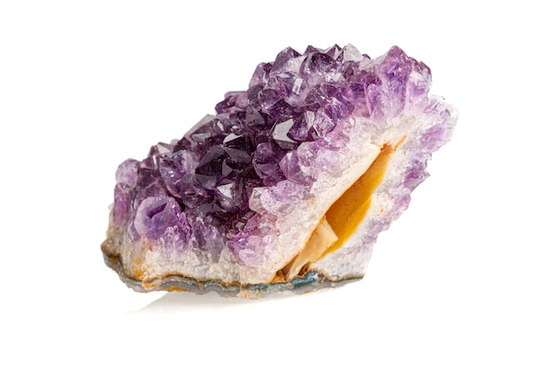 Makrosteinmineralamethyst auf einem weißen Hintergrund