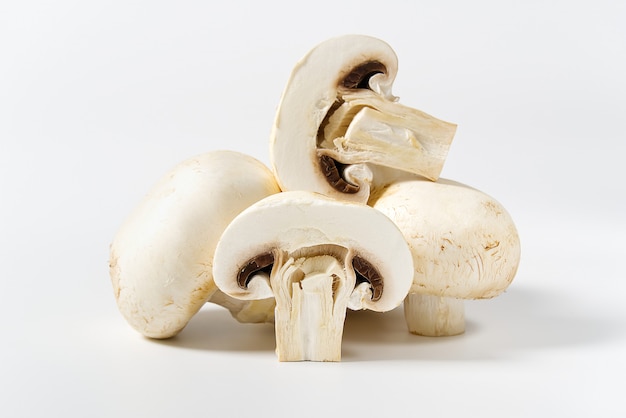 Makrotrieb der frischen Champignonpilze. Nahaufnahme weißer Champignon.