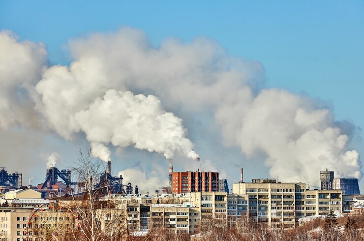 Foto mal ambiente en la ciudad. desastre ambiental. emisiones nocivas al medio ambiente. humo y smog. contaminación de la atmósfera por fábrica de plantas. gases de escape