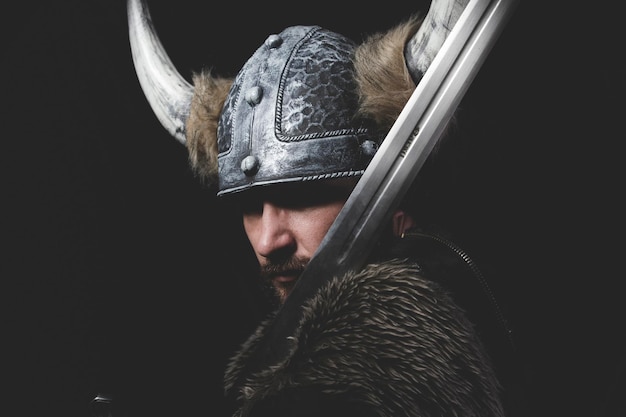 Mal, guerreiro viking com espada de ferro e capacete com chifres