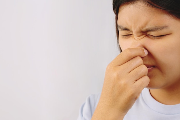 Un mal olor al respirar puede ser causado por 1 Infecciones en la cavidad nasal como resfriados gripe sinusitis