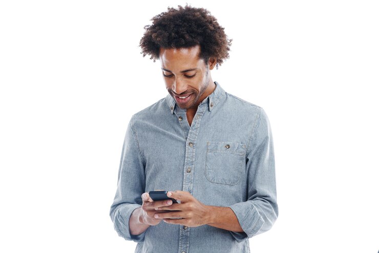 Foto mal posso esperar pelo próximo texto foto de estúdio de um homem bonito usando seu celular isolado em branco