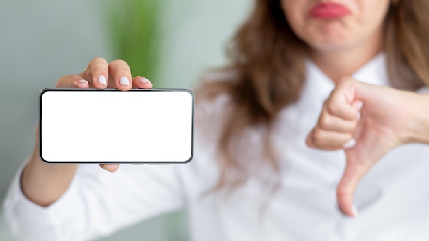 Foto mal servicio a la mujer de la oficina no le gusta el gesto desenfocado