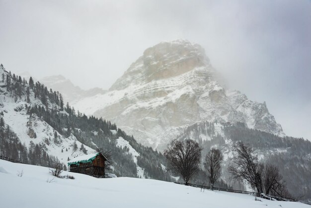 Foto mal tiempo de invierno en las montañas.