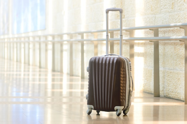 Mala de viagem embalada, aeroporto. Férias de verão e conceito de férias.