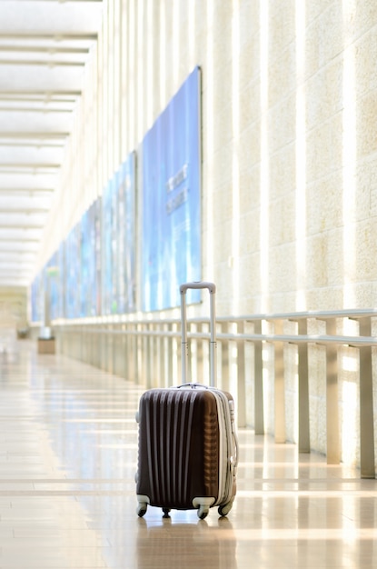 Mala de viagem embalada, aeroporto. férias de verão e conceito de férias.