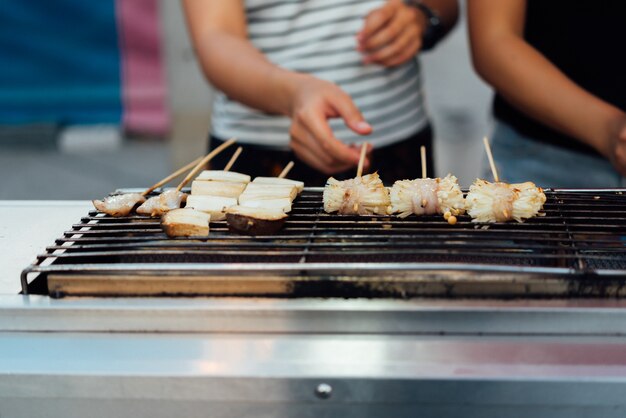 Foto mala ist gegrilltes fleisch (rind, schwein, huhn oder pilz) mit chilisoße