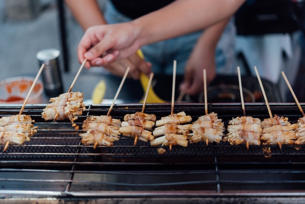 Mala ist gegrilltes Fleisch (Rind, Schwein, Huhn oder Pilz) mit Chilisoße