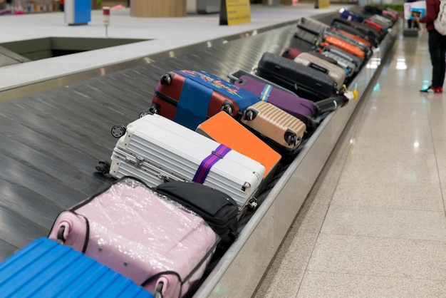 Mala ou bagagem com correia transportadora no aeroporto.