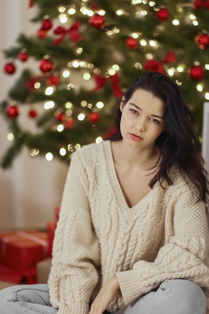 Mala resaca navideña y mujer de sentimientos de sueño después de las vacaciones de invierno en el interior de casa