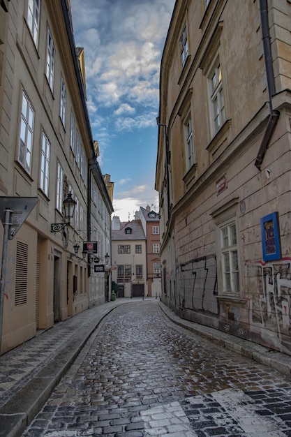 Mala Strana und leere Nerudova-Straße am Morgen in Prag in der Tschechischen Republik