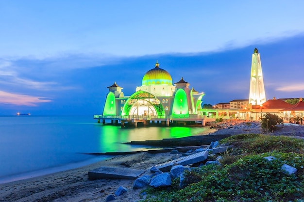 Foto malacca malasia 12 de agosto de 2016 la mezquita del estrecho de malaca masjid selat malasia tomada durante la puesta de sol
