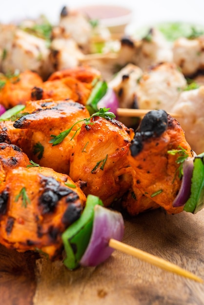 Malai Chicken Tikka o murgh malai es una deliciosa y jugosa receta de pollo a la parrilla