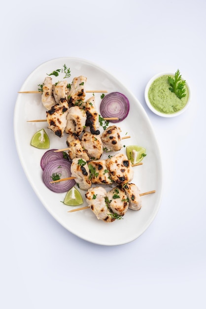 Malai Chicken Tikka oder Murgh Malai ist ein köstliches Rezept für saftiges gegrilltes Hühnchen