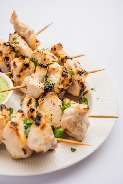 Malai Chicken Tikka oder Murgh Malai ist ein köstliches Rezept für saftiges gegrilltes Hühnchen