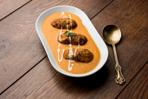 Malai Kofta Curry é uma receita especial Mughlai servida em uma tigela. Foco seletivo