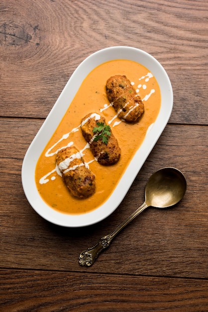 Malai Kofta Curry é uma receita especial Mughlai servida em uma tigela. Foco seletivo