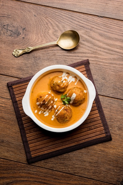 Malai Kofta Curry é uma receita especial Mughlai servida em uma tigela. Foco seletivo