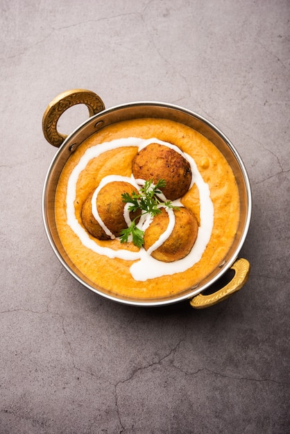 Malai Kofta Curry es un plato de la cocina india con bolas fritas de requesón de patata en salsa de tomate y cebolla con especias