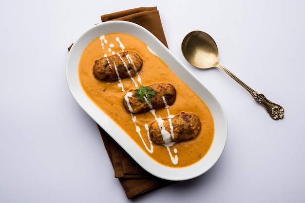 Malai Kofta Curry es una receta especial de Mughlai que se sirve en un tazón. Enfoque selectivo