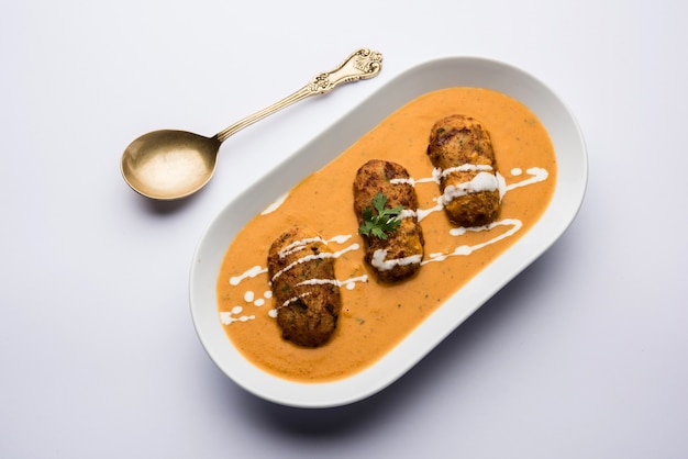 Malai Kofta Curry es una receta especial de Mughlai que se sirve en un tazón. Enfoque selectivo