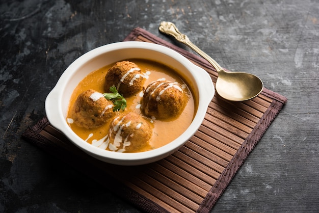 Malai Kofta Curry es una receta especial de Mughlai que se sirve en un tazón. Enfoque selectivo