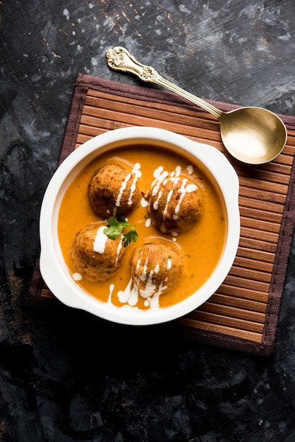 Malai Kofta Curry es una receta especial de Mughlai que se sirve en un tazón. Enfoque selectivo