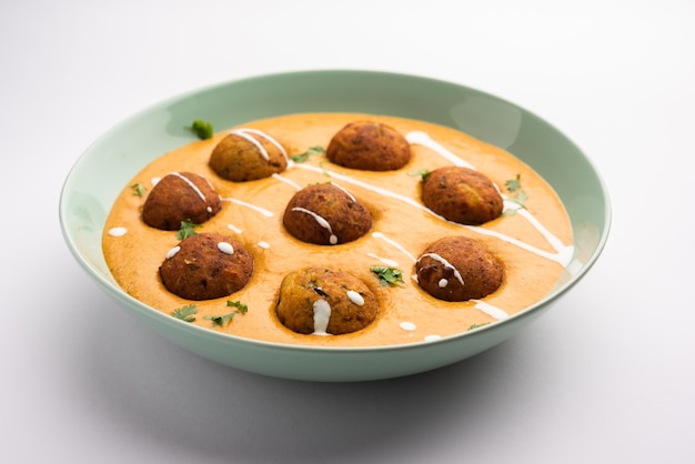 Malai Kofta Curry ist ein indisches Gericht mit gebratenen Kartoffel-Quark-Bällchen in Zwiebel-Tomaten-Sauce mit Gewürzen