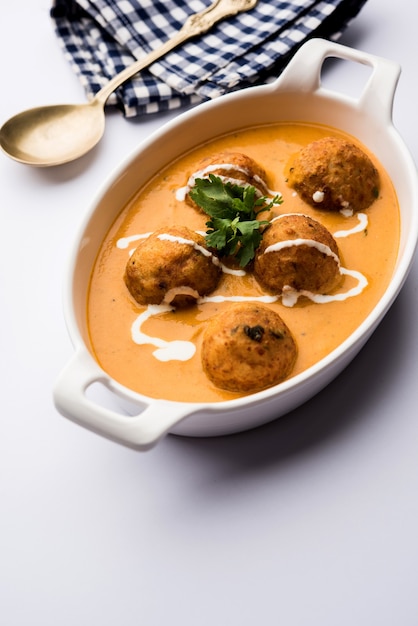 Malai Kofta Curry ist ein spezielles Mughlai-Rezept, das in einer Schüssel serviert wird. Selektiver Fokus
