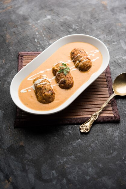 Malai Kofta Curry ist ein spezielles Mughlai-Rezept, das in einer Schüssel serviert wird. Selektiver Fokus