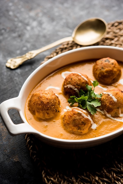 Malai Kofta Curry ist ein spezielles Mughlai-Rezept, das in einer Schüssel serviert wird. Selektiver Fokus