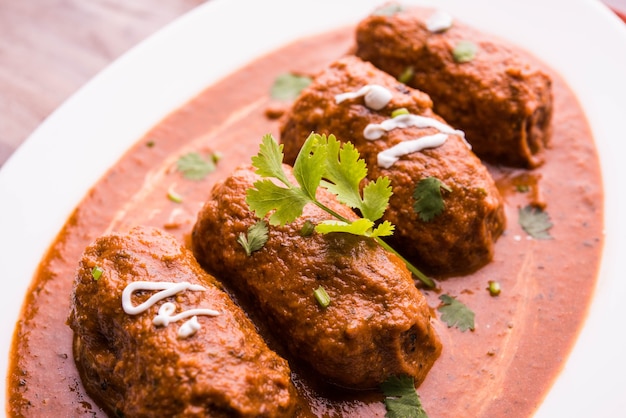 Malai kofta curry - prato clássico do norte da índia. alternativa vegetariana para almôndegas servidas com roti tandoori ou pão indiano e salada verde, foco seletivo