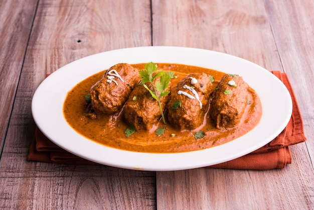 malai kofta curry - prato clássico do norte da Índia. alternativa vegetariana para almôndegas servidas com roti tandoori ou pão indiano e salada verde, foco seletivo